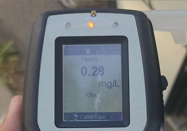 Șoferul unui microbuz școlar, surprins sub influența alcoolului: Amendă și reținerea permisului de conducere Șoferul unui autovehicul destinat transportului școlar, surprins de polițiști sub influența alcoolului.
