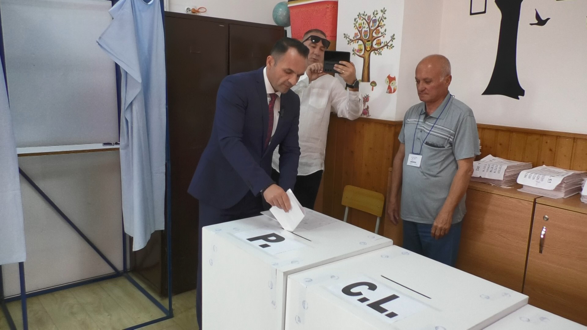 Primarul Daniel Cristian Stan a votat la Colegiul Național Pedagogic „Constantin Cantacuzino” din Târgoviște, însoțit de președintele CJ Dâmbovița