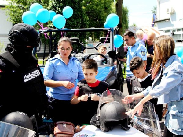 Sărbătoarea Copiilor: Jandarmeria și Poliția, alături de micuți Sărbătoarea Copiilor: Jandarmeria și Poliția, alături de micuți, a fost o zi plină de bucurie și entuziasm pentru copii, cu ocazia Zilei Internaționale a Copilului.
