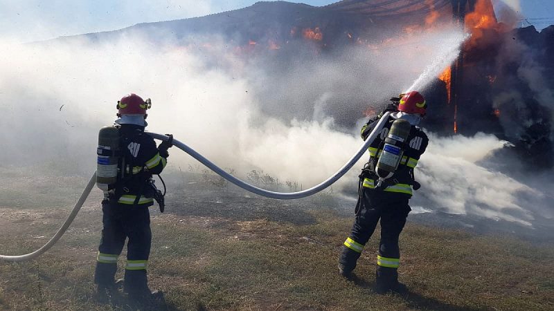 Incendiu la o semiremorcă plină cu furaje în comuna Bucșani, astăzi, în jurul orei 12:54, pompierii au fost solicitați