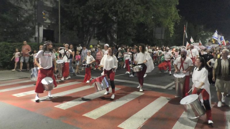 În prima zi a festivalului Babel, municipiul Târgoviște a fost luat cu asalt de o paradă plină de culoare și energie, care a dat viață străzilor orașului, PARADA BABEL. 