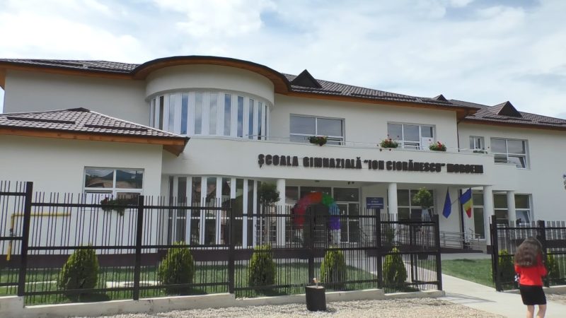 De 1 Iunie, copiii din comuna Moroeni au primit cadou o școală nou-nouță, dotată la standarde europene. VIDEO De 1 Iunie, copiii din comuna Moroeni au primit cadou o școală nou-nouță, dotată la standarde europene, o investiție mult așteptată de întreaga comunitate.