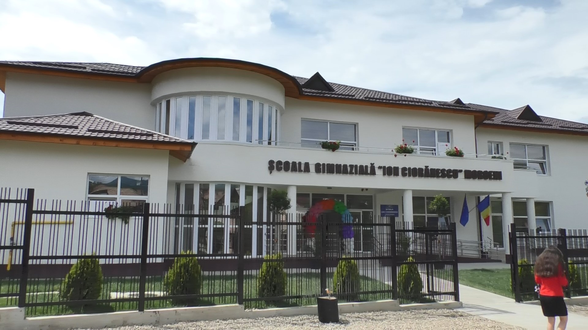 De 1 Iunie, copiii din comuna Moroeni au primit cadou o școală nou-nouță, dotată la standarde europene, o investiție mult așteptată de întreaga comunitate.