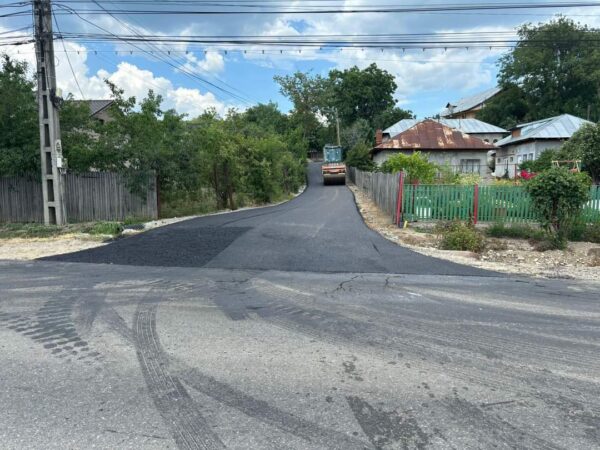 La Răzvad se continuă lucrările de asfaltare,  alte două străzi vizate: Dispensar și tronsonul Lunca