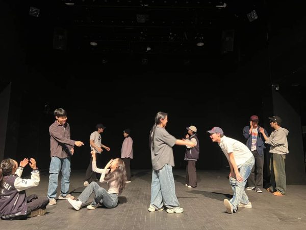 Spectacol de teatru coreean la BABEL, astăzi de la ora 16:00 în Piața „Mihai Viteazul” din Târgoviște Spectacol de teatru coreean la BABEL, Korean Theatre Happening prezentat de Kyonggi University Seoul, ora 16:00 în "Piața Mihai Viteazul".