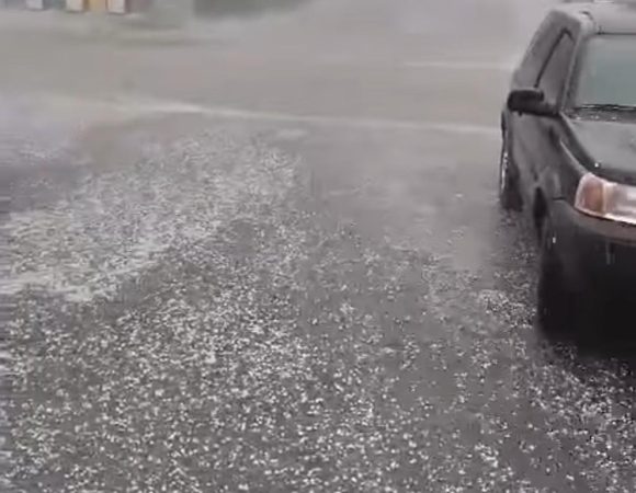 După 36 de grade Celsius, Sibiu și Cisnădie au fost lovite de o furtună puternică După 36 de grade Celsius,,Sibiu și Cisnădie au fost lovite de o furtună puternică în această după-amiază, însoțită de grindină.