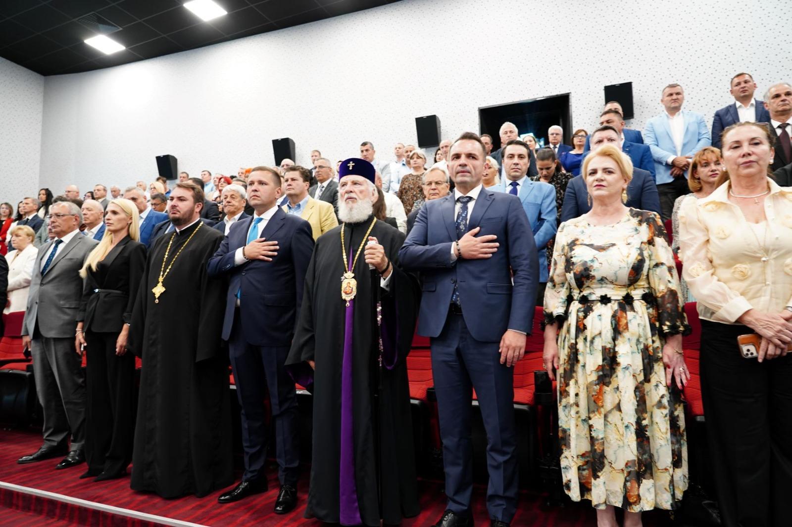 Gala de Excelență a județului Dâmbovița oferă o platformă pentru a evidenția și sărbători reușitele și contribuțiile remarcabile ale oamenilor din comunitate.