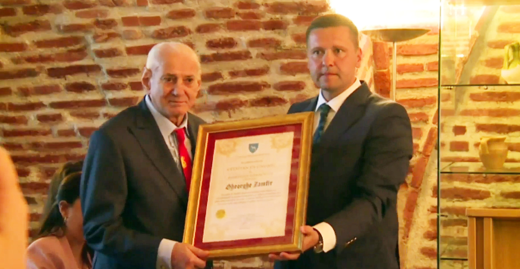 Maestrul naiului, Gheorghe Zamfir, a primit astăzi, titlul de cetățean de onoare al județului Dâmbovița, în cadrul unei ședințe festive