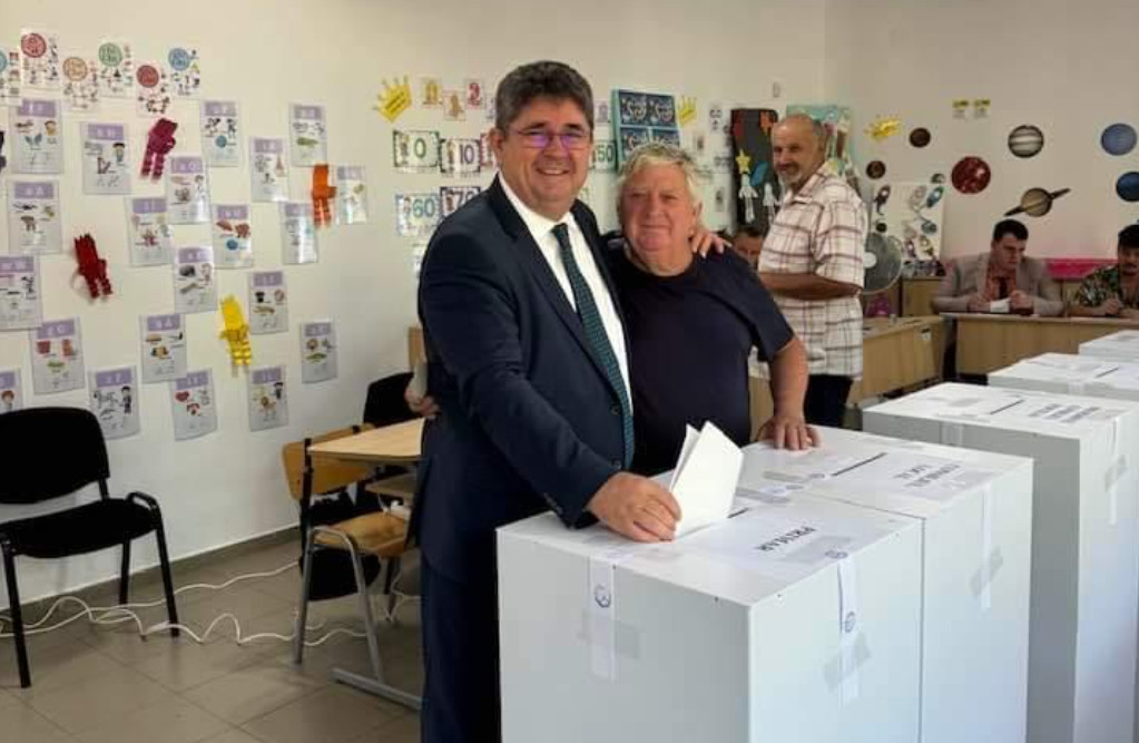 Încredere și optimism: Primarul Marius Caraveţeanu deja a votat și îi invită pe răcăreni la votare Primarul, orașului Răcari Marius Caraveţeanu