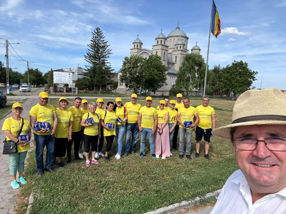 Primarul Marius Caravețeanu a fost reales cu o majoritate covârșitoare de 80% din voturi, confirmând încrederea comunității răcărene în el.