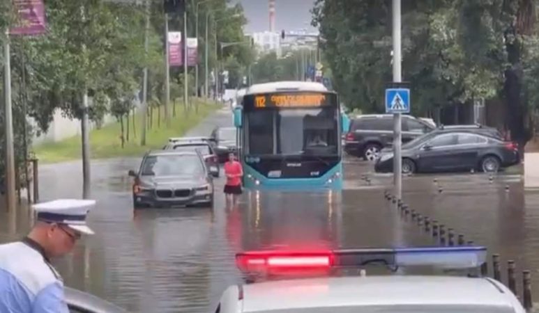 Imagini apocaliptice: După temperaturi caniculare de 35 grade, ploile și grindina au lovit crunt Imagini apocaliptice: După temperaturi caniculare de 35 grade, ploile și grindina au lovit crunt Bucureștilor dar și județul Dâmbovița