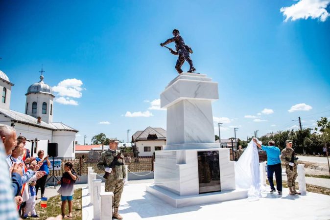 Comuna Poiana a fost martora unei ceremonii impresionante de resfințire a monumentului eroilor Comuna Poiana a fost martora unei ceremonii impresionante de resfințire a monumentului eroilor