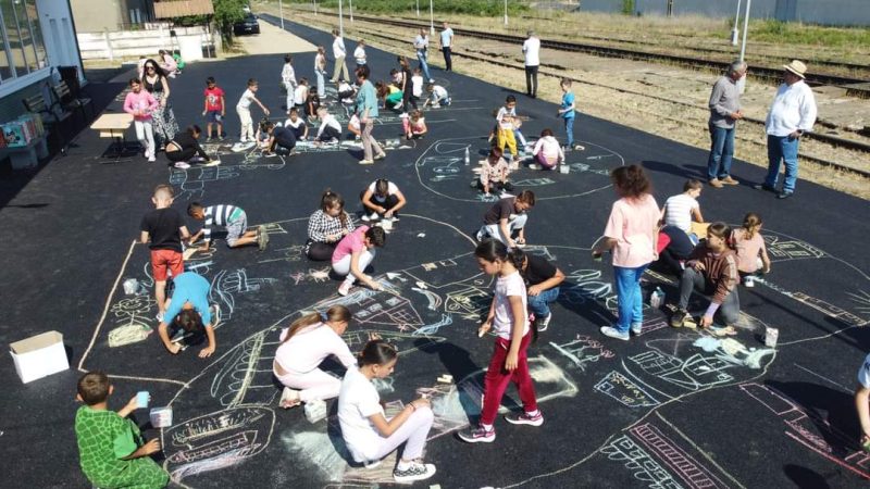 La Gara Ghergani, elevi au transformat asfaltul într-o pânză colorată prin desenele realizate.