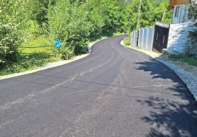 Primarul comunei Malu cu Flori, Ion Constantin, a anunțat cu bucurie finalizarea lucrărilor de asfaltare a drumului DC125 Micloșanii Mari