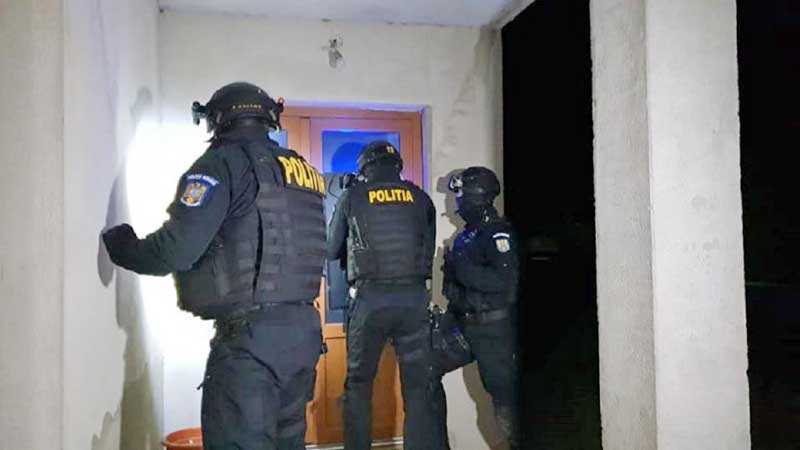 O bătaie ce a avut loc pe o stradă din Târgoviște, s-a lăsat cu arestarea unor femei și bărbați 