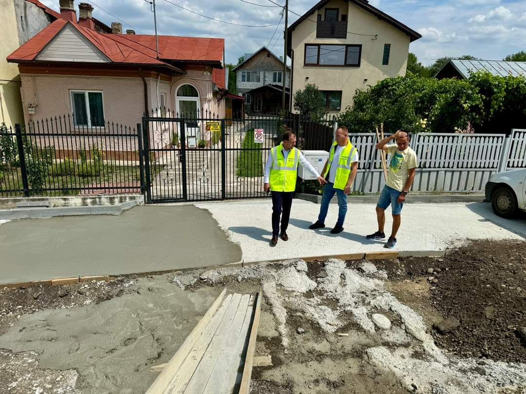 În comuna Răzvad, lucrările la trama stradală sunt în plină desfășurare, conform programului stabilit, și sunt verificate zilnic