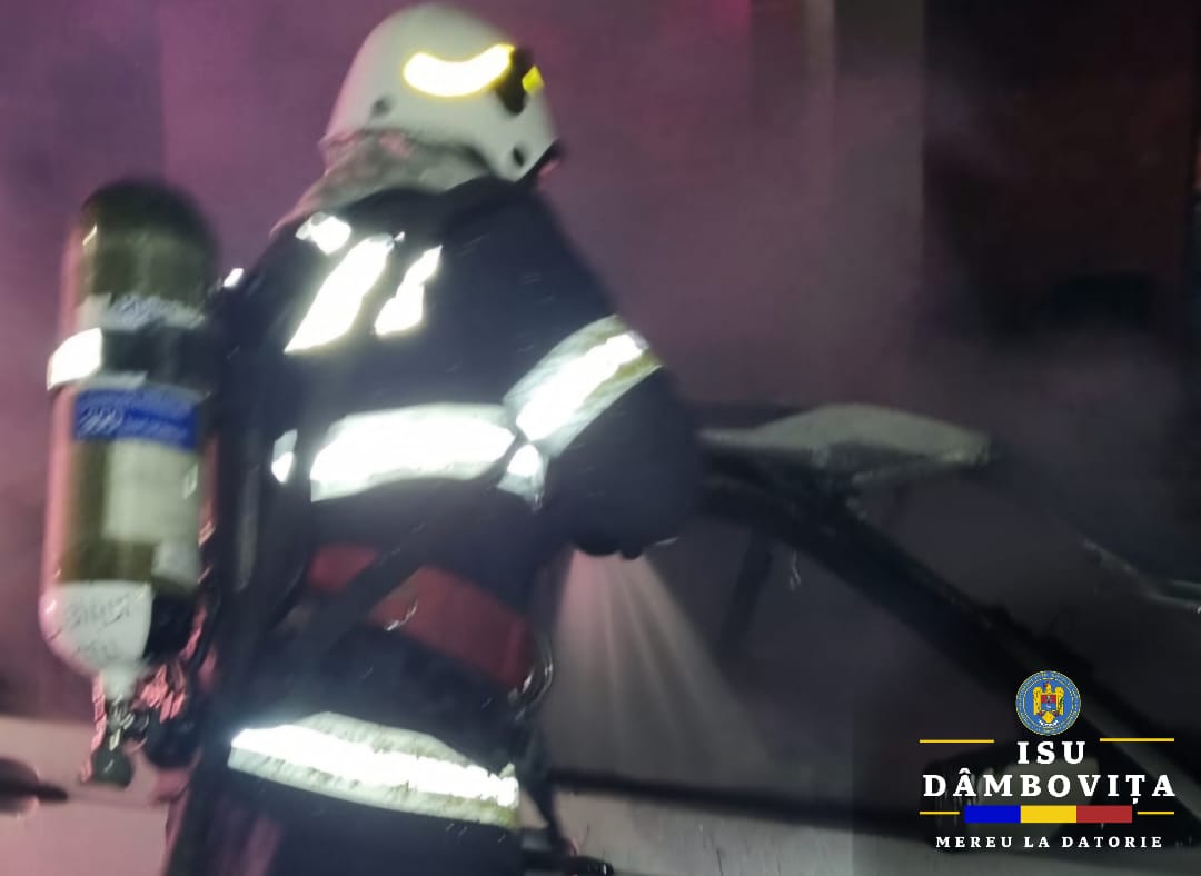 Un autoturism a fost cuprins de flăcări în municipiul Târgoviște, pe strada Vlad Țepeș,   în jurul orei 03:43, pompierii au fost solicitați să intervină. 