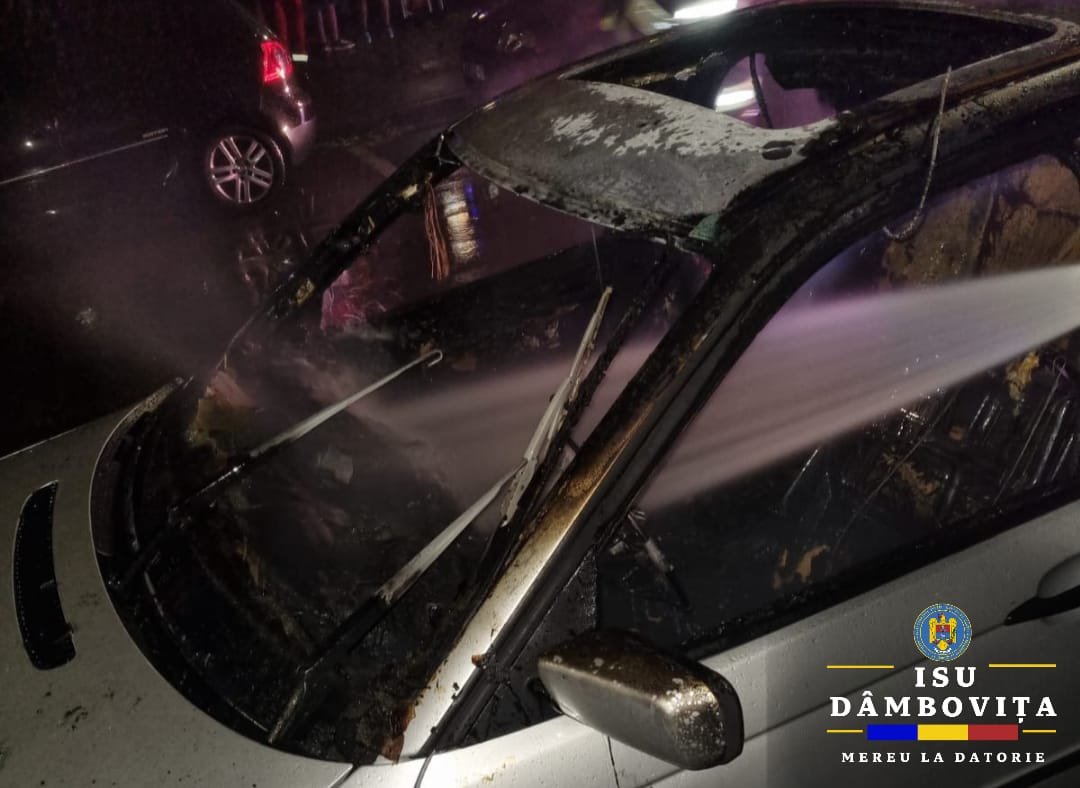 Un autoturism a fost cuprins de flăcări în municipiul Târgoviște, pe strada Vlad Țepeș, în jurul orei 03:43, pompierii au fost solicitați să intervină.