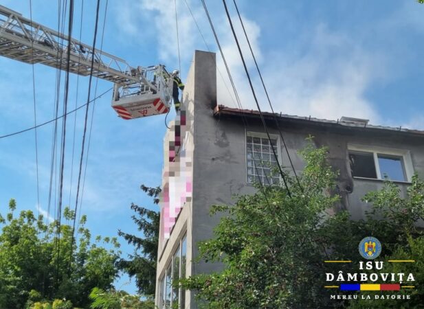 Un incendiu a izbucnit la acoperișul unei clădiri situate în municipiul Târgoviște Un incendiu a izbucnit la acoperișul unei clădiri situate în municipiul Târgoviște, pe strada Tudor Vladimirescu.