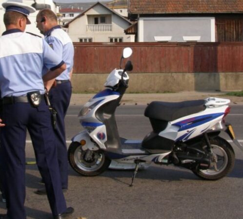 Un copil de 11 ani a furat un moped și a plecat la plimbare, polițiștii dâmbovițeni l-au depistat în trafic Un copil de 11 ani a furat un moped și a plecat la plimbare, polițiștii dâmbovițeni l-au depistat în trafic, în localitatea Voia,