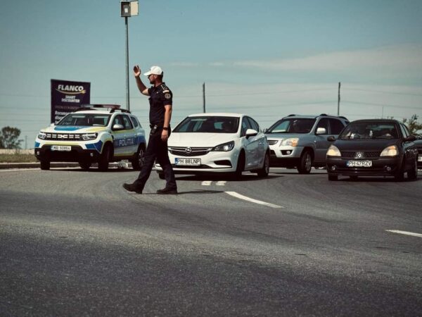Polițiștii rutieri acționează pentru fluența traficului rutier, având în vedere canicula și restricțiile de trafic, meteorologii