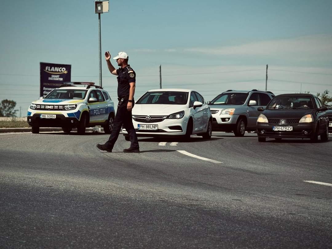 Polițiștii rutieri acționează pentru fluența traficului rutier, având în vedere canicula și restricțiile de trafic, meteorologii