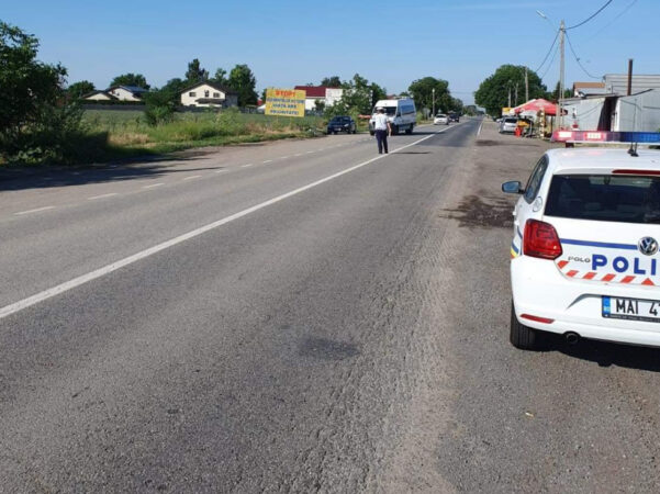 Din cauza CANICULEI s-au impus restricții de circulație pentru transportul greu de marfă pe toate drumurile de țară Din cauza CANICULEI s-au impus restricții de circulație pentru transportul greu de marfă pe toate drumurile de țară,