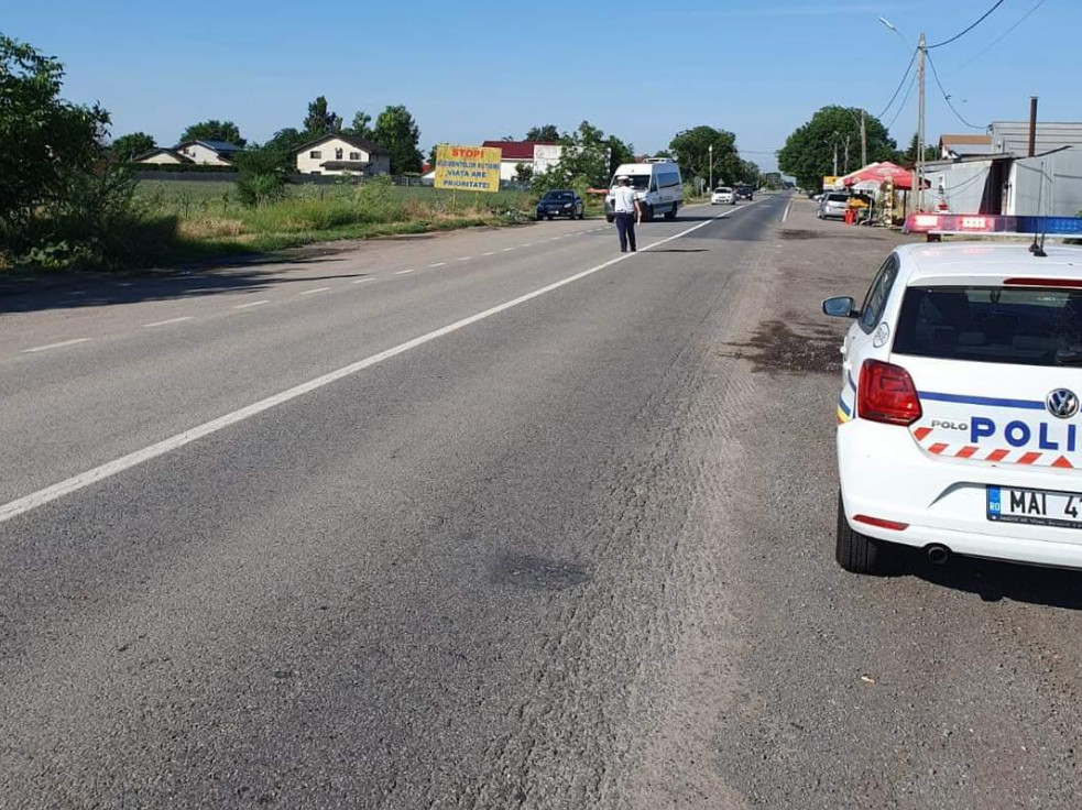 Din cauza CANICULEI s-au impus restricții  de circulație pentru transportul greu de marfă pe toate drumurile de țară,