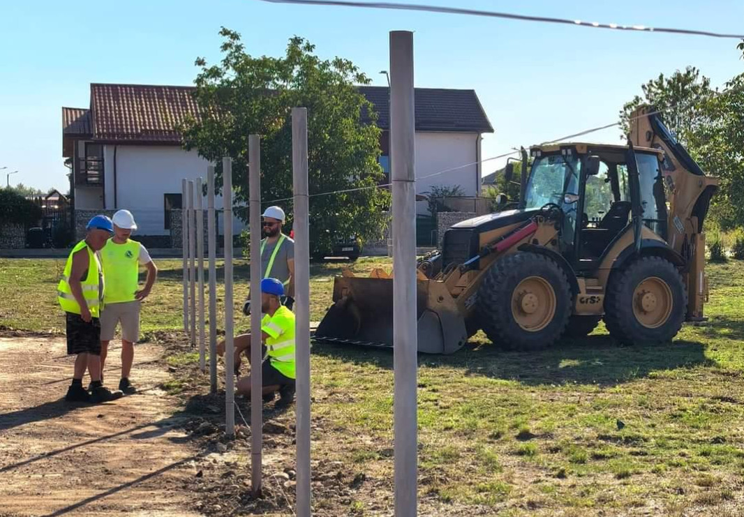 Primăria municipiului Târgoviște continuă investițiile în Cartierul Sagricom și a demarat construcția unui teren de sport multifuncțional