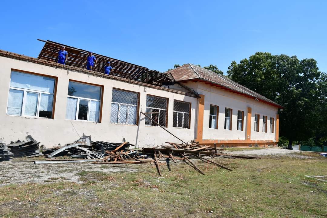 Autoritățile din orașul Răcari au anunțat că încep lucrările de reabilitare și modernizare a Școlii Gimnaziale Colacu. Proiectul vizează