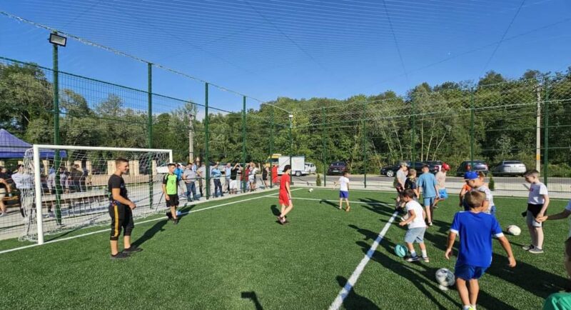 Investiție în infrastructură la Bărbulețu: Teren de sport prin Programul Județean de Dezvoltare Locală Investiție în infrastructură la Bărbulețu, ieri a avut loc inaugurarea unui nou teren de sport, rezultat al unei investiții finalizate prin Programul Județean de Dezvoltare Locală.