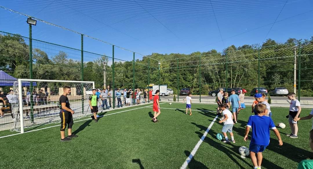 Investiție în infrastructură la Bărbulețu, ieri a avut loc inaugurarea unui nou teren de sport, rezultat al unei investiții finalizate prin Programul Județean de Dezvoltare Locală. 