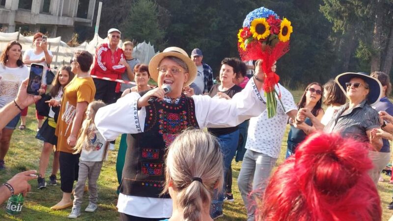 Deschidere spectaculoasă la Festivalul Peștera-Padina: O seară dedicată folclorului autentic Festivalul Peștera-Padina a debutat în forță, aducând pe scenă o seară memorabilă dedicată folclorului românesc. Într-o atmosferă vibrantă