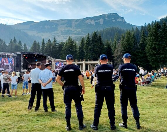 Jandarmii dâmbovițeni au fost la datorie în minivacanța de Sfânta Maria În minivacanța prilejuită de sărbătoarea Sfânta Maria, peste 120 de jandarmi dâmbovițeni au acționat zilnic pentru ca cetățenii să petreacă în condiții de siguranță.