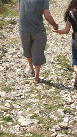 Inconștiența îi poate coasta viață  pe unii turiști care pornesc pe munte în  sandale chiar dacă  salvamontiștii fac zi de zi recomandări prin toate mijloacele