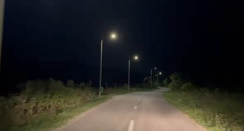 Extinderea rețelei de iluminat public între satele Răzvad și Gorgota este în derulare Extinderea rețelei de iluminat public între satele Răzvad și Gorgota este în derulare, finanțarea acestui proiect este asigurată de către Administrația Fondului