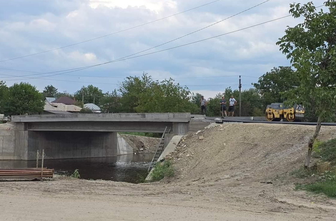 Lucrările la Podul pe DC 159 în comuna Niculești sunt pe ultima sută de metri, marcând astfel un moment semnificativ pentru locuitorii din zonă.