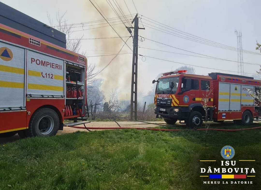 Incendiu la o casă situată în comuna Bilciurești, sat Bilciurești, pe strada Principală, în jurul orei 12:35 pompierii au fost solicitați să intervină.