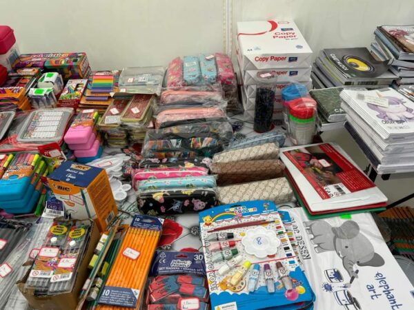 „Goana” după rechizite și haine școlare Magazinele au început să fie pline de agitație, iar caietele, pixurile, ghiozdanele și penarele sunt printre cele mai căutate articole.