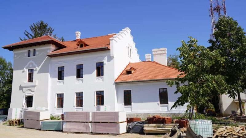 Clădirea fostei Școli de Cavalerie din județul Dâmbovița se transformă într-un important obiectiv turistic și cultural Clădirea fostei Școli de Cavalerie din județul Dâmbovița se transformă într-un important obiectiv turistic și cultural
