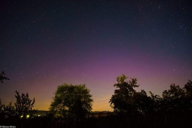 Aurora boreală surprinsă de la Răscăeți, județul Dâmbovița și din județul Argeș, Ciofrângeni Aurora boreala surprinsă de la Răscăeți, județul Dâmbovița și din județul Argeș, Ciofrângeni