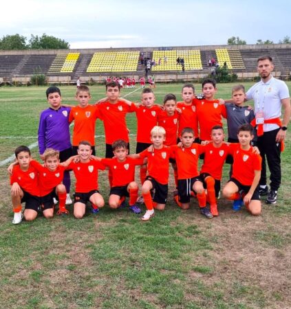 Ieri a debutat o nouă ediție de campionat la nivelul Juniorilor U11, cu 15 echipe la start Ieri a debutat o nouă ediție de campionat la nivelul Juniorilor U11, cu 15 echipe la start într-o competiție plină de entuziasm și pasiune pentru fotbal.