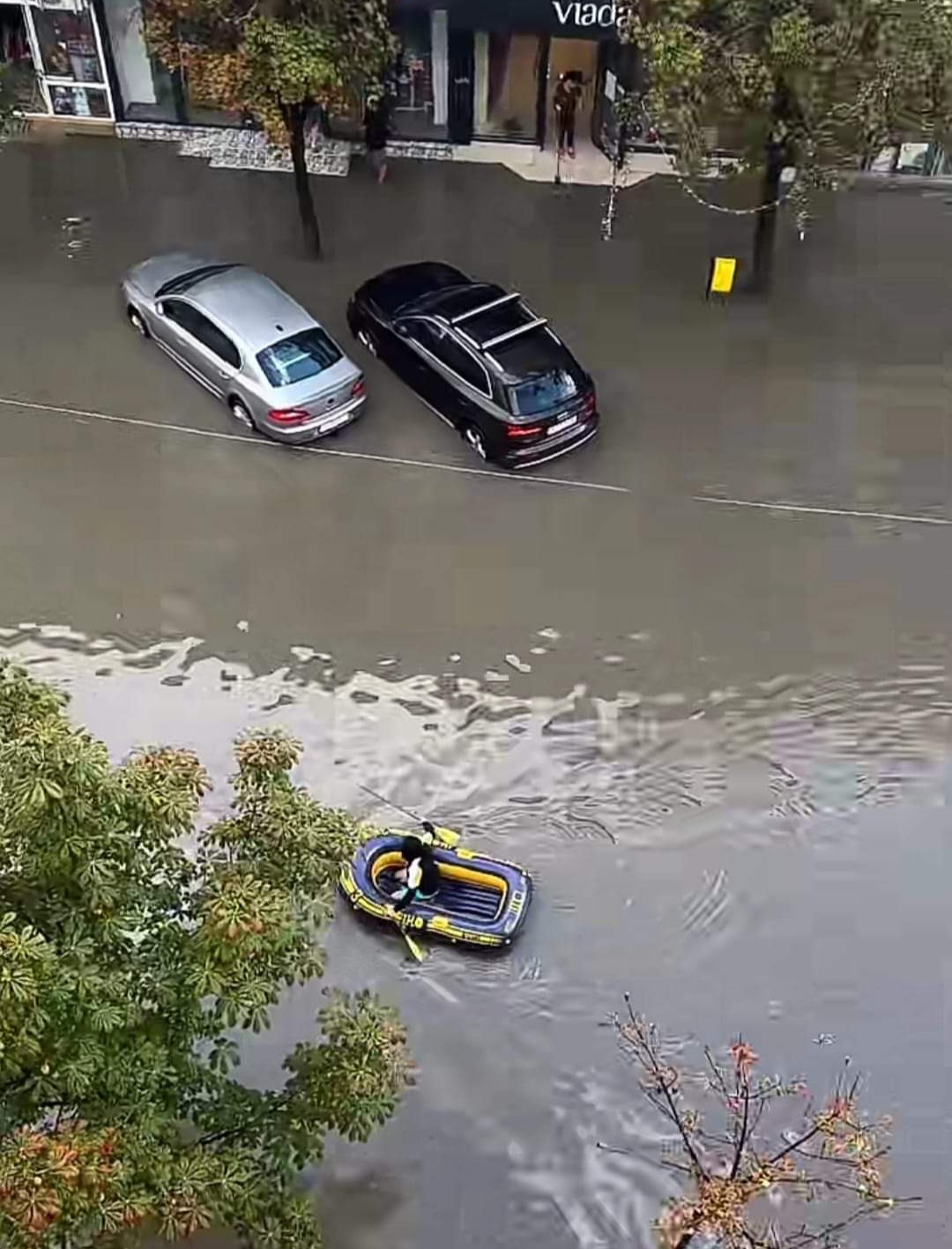  În orașul Bârlad, din România, Bulevardul Primăverii a devenit navigabil în urma inundațiilor provocate de ploile abundente.