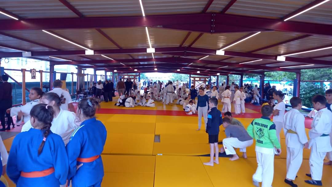 Primarul Marius Caravețeanu anunță un succes al micilor sportivi răcăreni la prima competiție de Judo, ACS Gani s-a întors cu medalii.