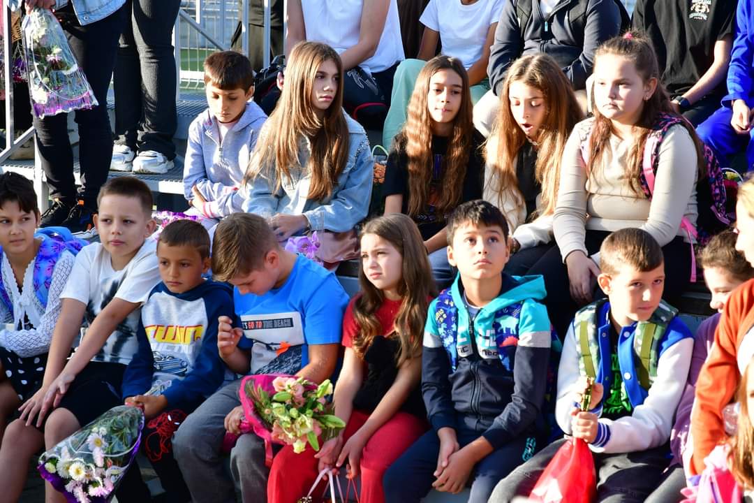 Răcari a marcat începutul noului an școlar cu optimism și determinare, primarul Marius Caravețeanu a fost în mijlocul elevilor la festivitatea