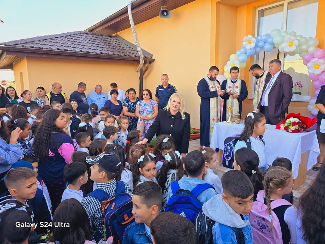 Primarul comunei Niculești, Dorinel Soare, a avut onoarea de a o avea alături la deschiderea anului școlar pe doamna Prefect Gilia Claudia.