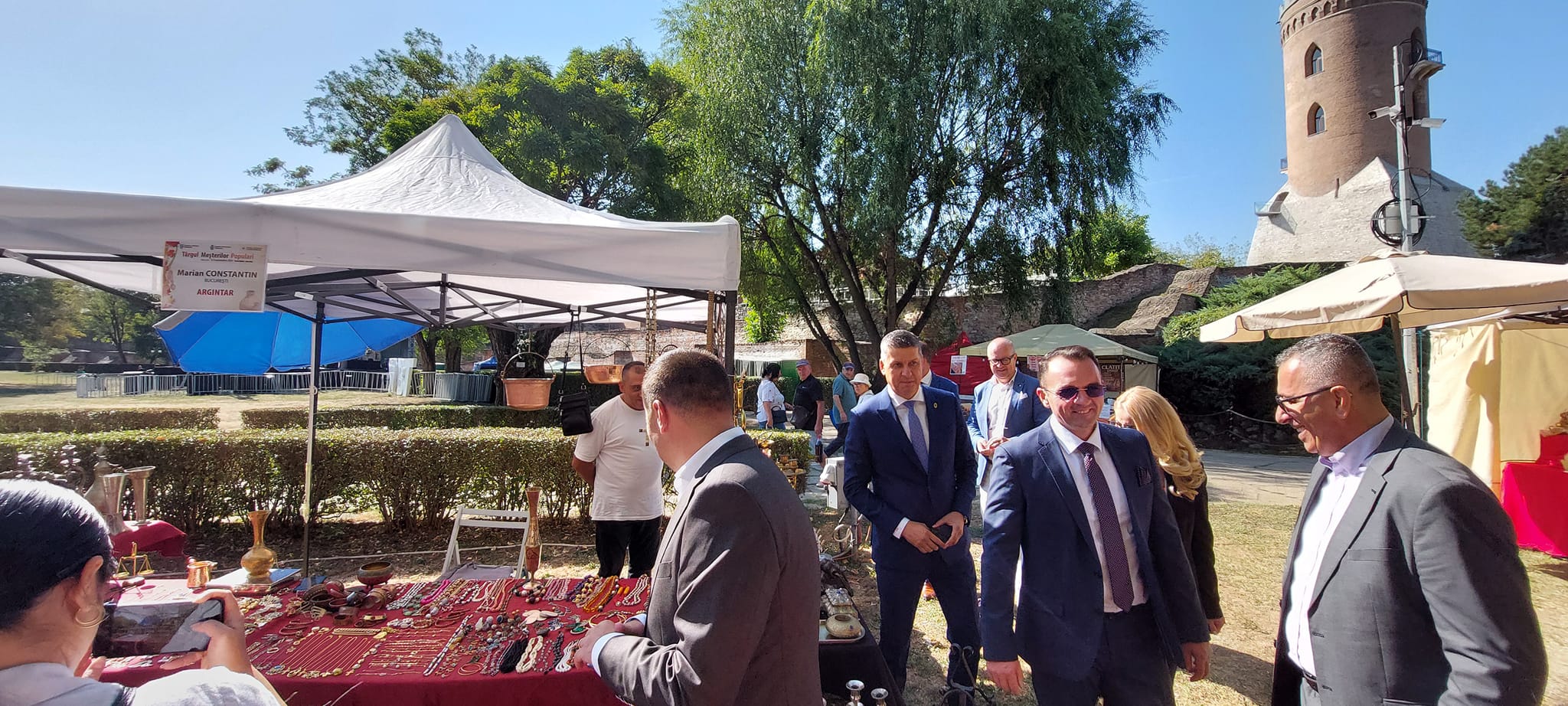 Astăzi, la Târgoviște, a avut loc deschiderea celei de-a XXII-a ediții a Târgului Meșterilor Populari, organizat în cadrul sărbătorii "Zilele Cetății".