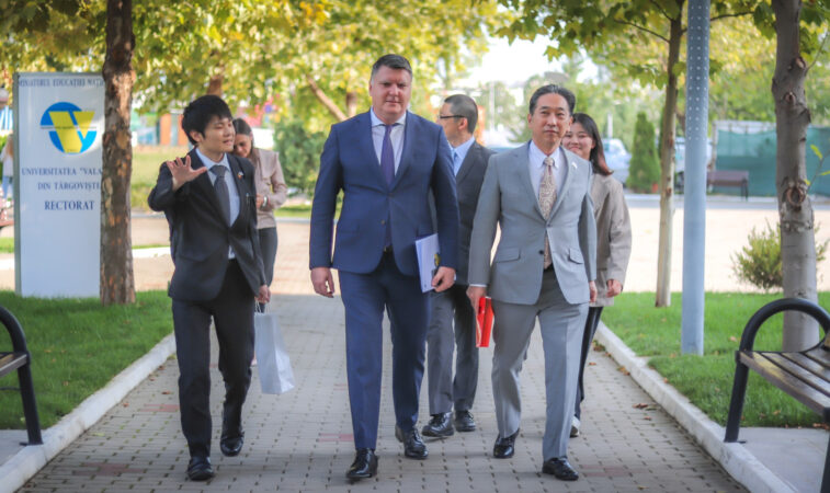 Vizita Ambasadorului Japoniei la Universitatea „Valahia” din Târgoviște: Colocviul Internațional „LATINITATE, ROMANITATE, ROMÂNITATE” deschide noi orizonturi de colaborare Universitatea „Valahia” din Târgoviște a avut onoarea de a primi astăzi, 20 septembrie 2024, vizita Excelenței Sale, Domnul KATAE Takashi, Ambasadorul Extraordinar și Plenipotențiar al Japoniei în România.