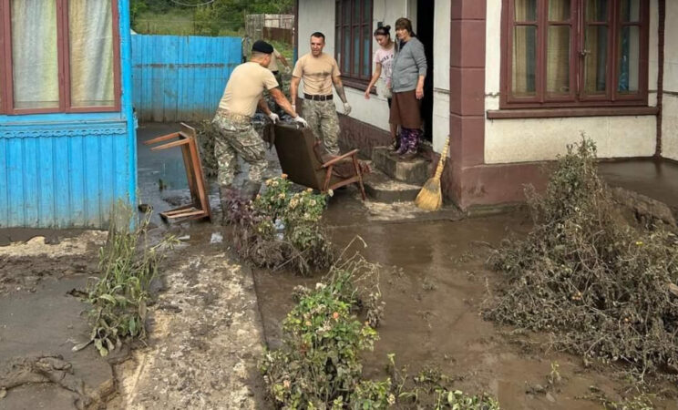 STARE DE ALERTĂ timp de o lună în județele Galați și Vaslui: Inundațiile au lăsat în urmă case și curți cufundate în noroi STARE DE ALERTĂ timp de o lună în județele Galați și Vaslui.