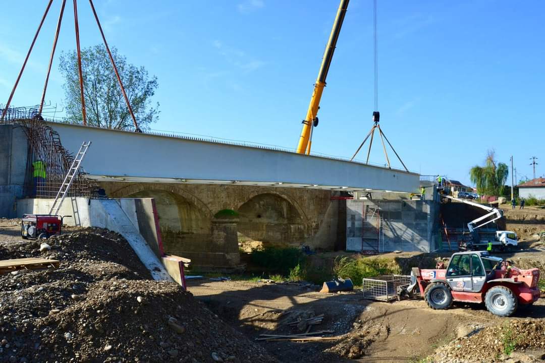 Pe DN7 Bâldana-Titu s-a montat un pod nou în comuna Lungulețu, acesta face parte integrantă a proiectului de modernizare și lărgire